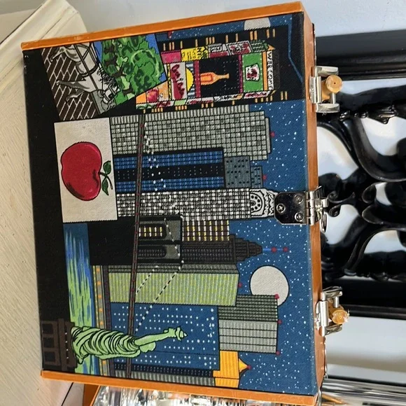 Cute NY beaded box can use as pocketbook or box - Picture 4 of 5